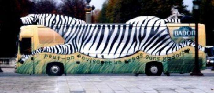 7 bus-animaux - Zèbre — Réalisation de 7 bus-animaux. Conception des fixations, sculpture de polystyrène, résine polyester, peinture. Zèbre