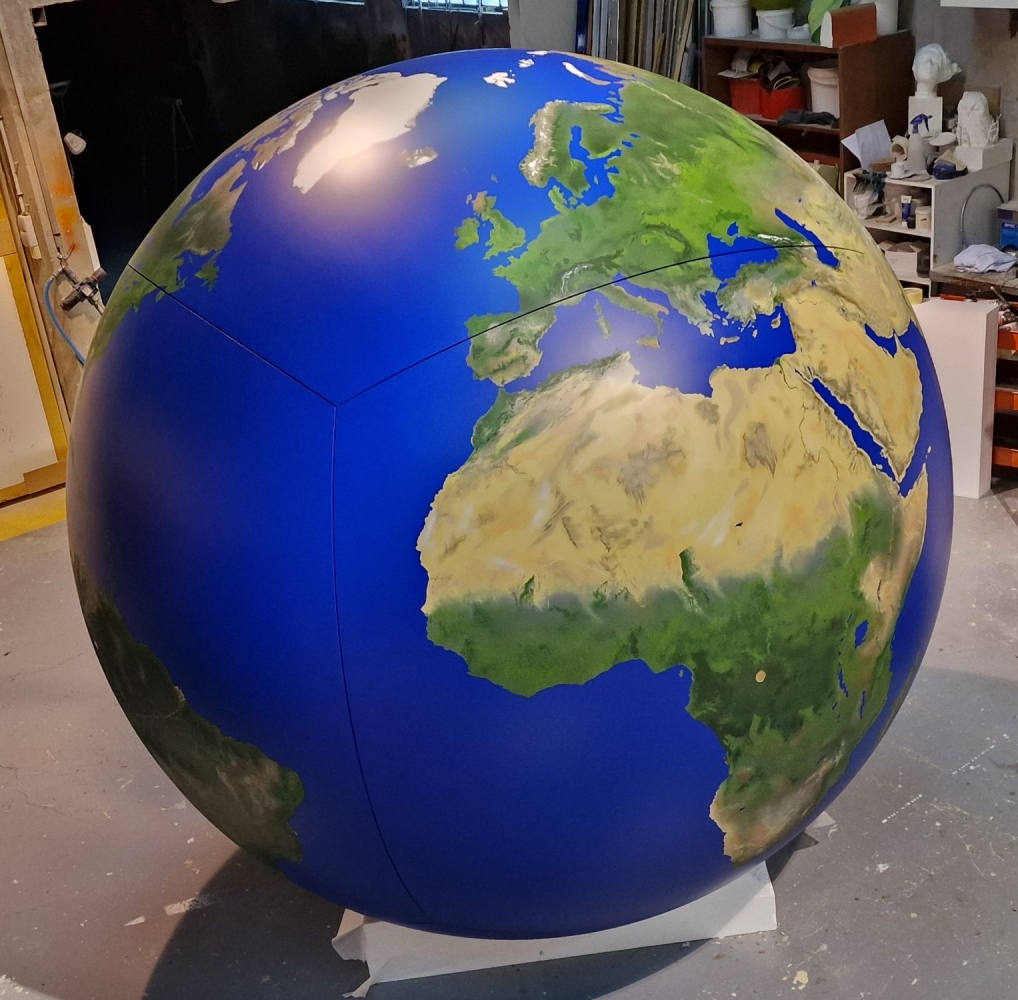Globe — Réalisation d’un globe terrestre, diamètre 2500 mm, polystyrène + résine + peinture.