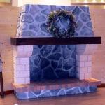 Cheminee — Réalisation d’une cheminée et d’un décor chalet en bois pour le "Noël des enfants" des salariés d’une banque.