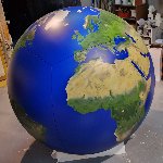 Globe — Réalisation d’un globe terrestre, diamètre 2500 mm, polystyrène + résine + peinture.