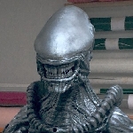 Usinage d’un alien — Modélisation 3D et usinage d’un alien - polystyrène expansé usiné et peinture - hauteur 1 m.