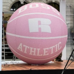Ballon de basket, 3m de diamètre, en polystyrène + bois recouvert de lycra imprimé.