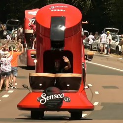 Reproduction d'une cafetière Senseo - Tour de France — Reproduction d'une cafetière Senseo montée sur un quad, pour la caravane du Tour de France. Numérisation et modélisation 3D, usinage des moules perdus.