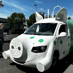 Cochon tirelire - Tour de France — Fourgon transformé en cochon tirelire pour la caravane du Tour de France. Groin, oreilles et queue en tire-bouchon sont rapportés sur la carrosserie, repeinte en blanc à pois verts.