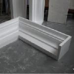 Coffrage de corniche — Fabrication de coffrage de corniche en polystyrène expansé par découpe numérique pour coulée béton.