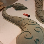 Usinage d’un cygne stylisé en mousse polyuréthane 80 Kg/m3 - Disney - Hauteur 1 m.