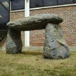 Dolmen en polystyrène résiné — Réalisation d’un dolmen en polystyrène résiné pour un particulier, hauteur 2,2 m