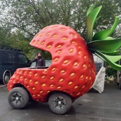 Fraise géante - Tour de France — Fraise géante montée sur un quad, pour la caravane du Tour de France. Numérisation et modélisation 3D de la fraise, usinage de moules perdus.