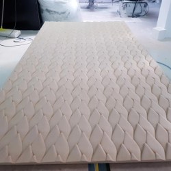 Panneau décoratif Louboutin — Modélisation et Usinage 3D d'un panneau décoratif en medium, 2,8 m de long. Le motif de semelle est entièrement creusé dans l'épaisseur du panneau.