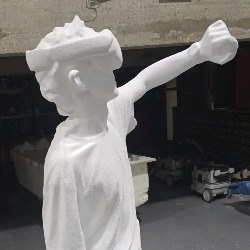 Usinage d'un personnage en polystyrène — Usinage 3D d'un personnage en polystyrène expansé à partir d'un fichier 3D fournis.