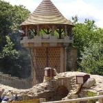 Pigeonnier Puy du Fou ouvert — Réalisation d’un pigeonnier - Maître d’œuvre Atelier Artistique du Béton - Toit et créneaux en polystyrène expansé + résine - Portes en résine par moulage et tirage en résine projetée et mousse PU haute densité (250 Kg/m3) projetée - Pigeonnier en polystyrène expansé + résine.