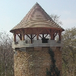 Pigeonnier Puy du Fou — Réalisation d'un pigeonnier - Maître d'œuvre Atelier Artistique du Béton - Toit et créneaux en polystyrène expansé + résine - Portes en résine par moulage et tirage en résine projetée et mousse PU haute densité (250 Kg/m3) projetée.