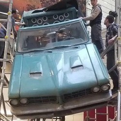 Reproduction d'une Pontiac Bonneville 1964 — Reproduction d'une voiture américaine en polystyrène usiné et résine projetée, avec intégration de vraies pièces auto. Mastic, ponçage.