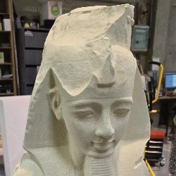 Statue égyptienne usinée en mousse polyuréthane — Usinage 3D d'une statue égyptienne en mousse polyuréthane, 70 cm de haut. Coiffe némès, barbe postiche, uræus et colonne de hiéroglyphes : tout est taillé dans la masse, le grain des passes encore en surface.