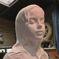 Usinage d'une statue de femme — Numérisation d'une sculpture hauteur 1,4m, agrandissement par usinage 3D d'une statue de femme drapée en polystyrène expansé, 3,5 m de haut.