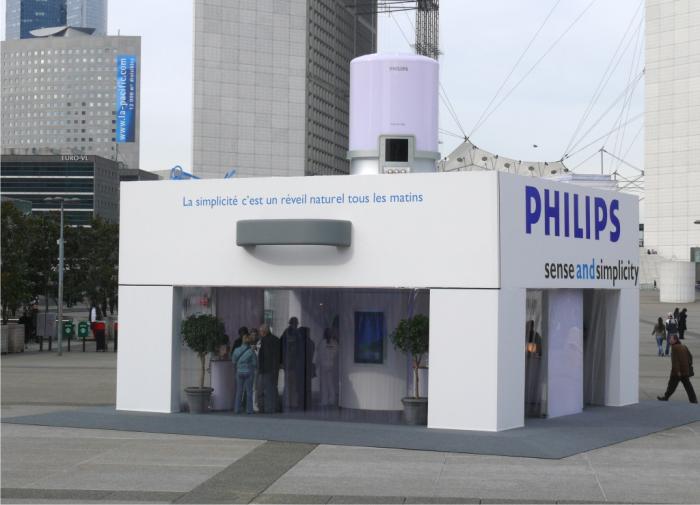 Philips — Etude, conception, fabrication et installation d’une expo pour la sortie du nouveau réveil Philips. Fabrication d’un réveil (3000 mm de haut).