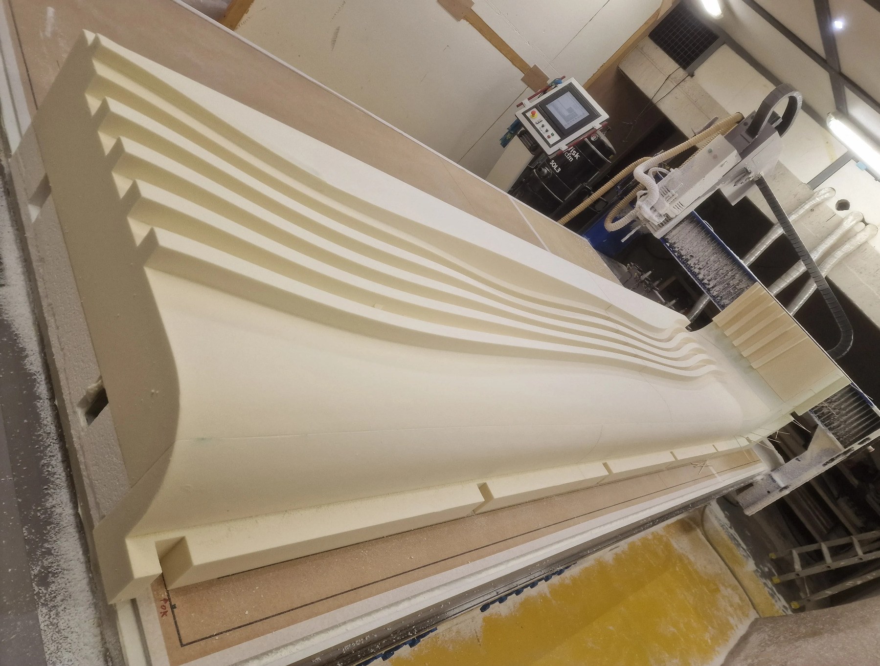 Sub-photo — Conception et usinage 3D du moule sur la table de la CNC.