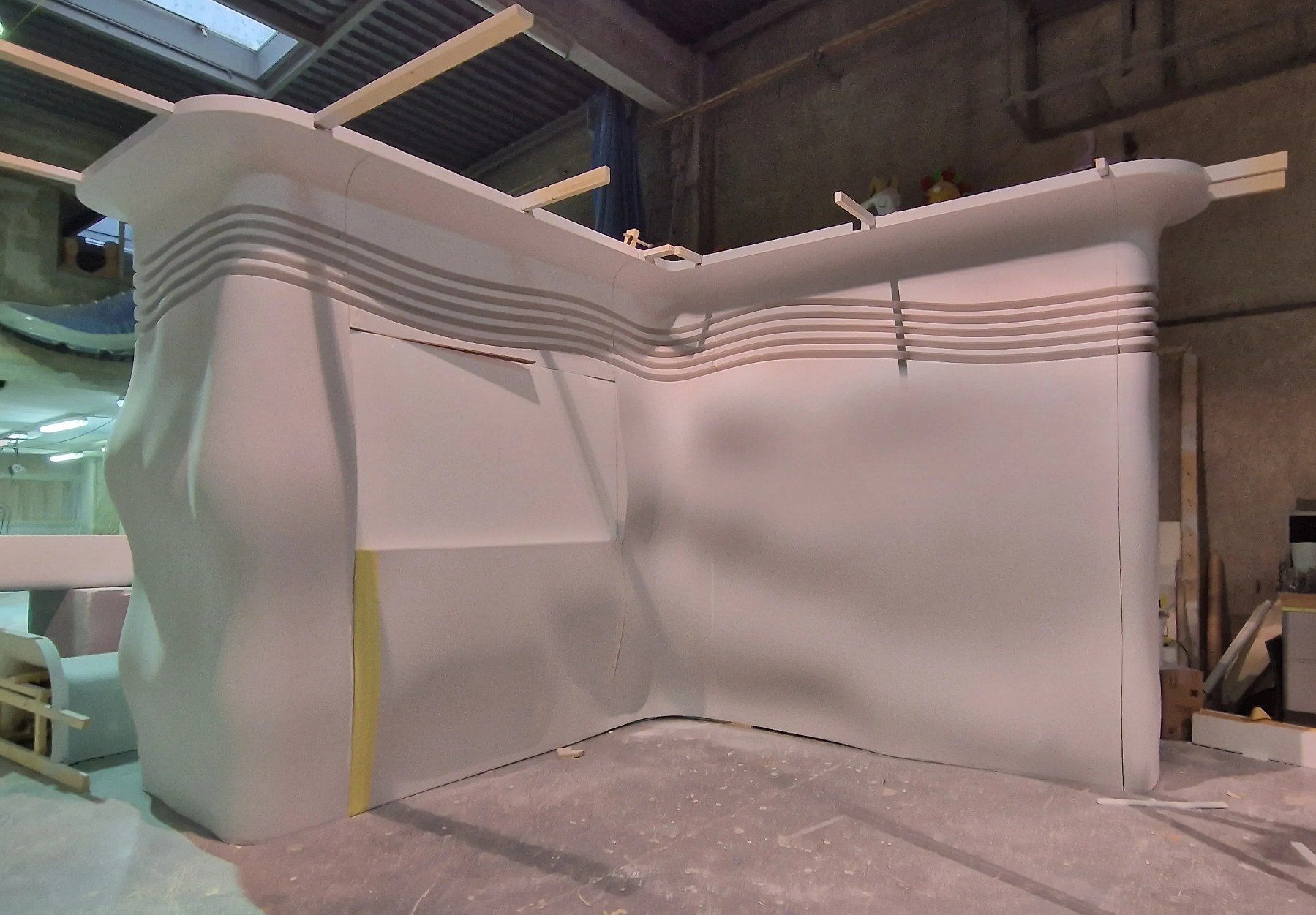 Sub-photo — Ajustage à blanc d'un angle du pavillon à l'atelier. Le bandeau de Led court d'un panneau à l'autre sans rupture.