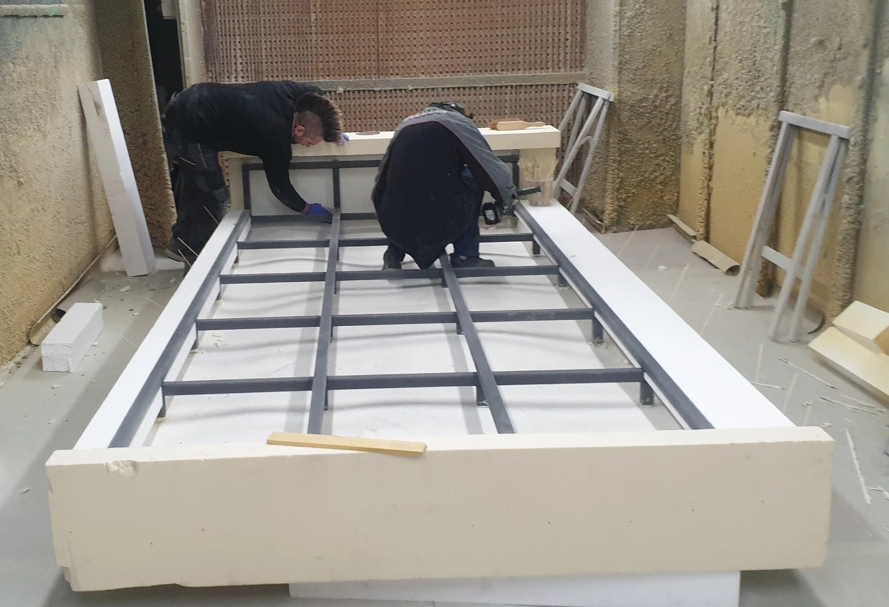 Sub-photo — Une ossature acier est intégrée au dos du panneau : elle le tient droit et sert de point de fixation au montage.