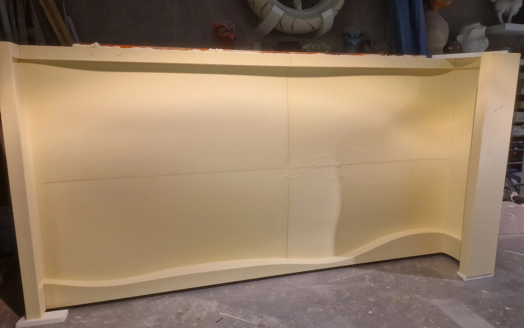 Sub-photo — Le moule en mousse polyuréthane, usiné par blocs puis assemblé. Sa face creuse donnera l'extérieur du panneau.