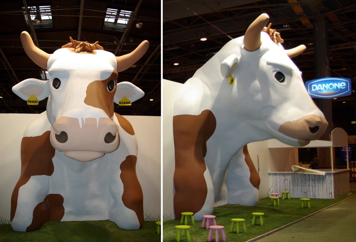 Vache géante — Réalisation d’une vache géante pour le salon de l’agriculture - Polystyrène expansé, résine, peinture - Hauteur 6 m.