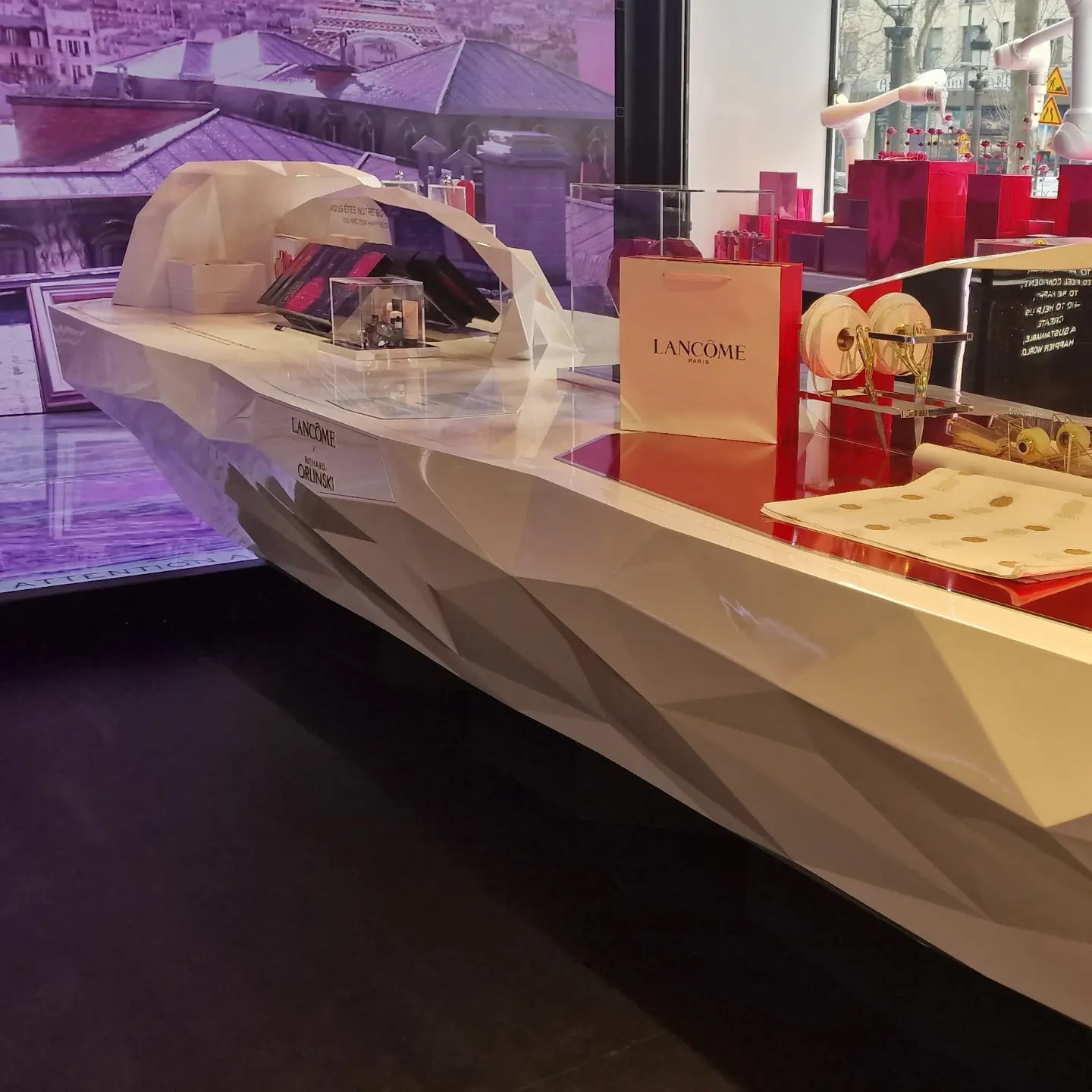 Sub-photo — Le comptoir installé en boutique, vu dans sa longueur. Les facettes se poursuivent d’un bout à l’autre sans reprise visible.