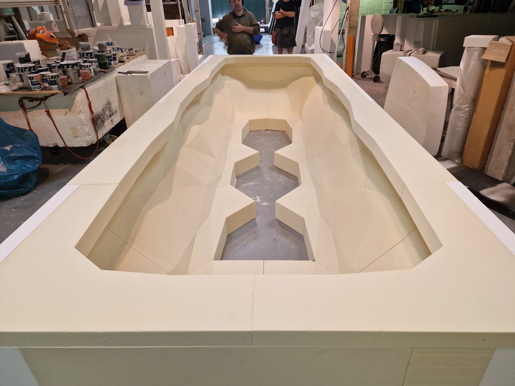 Sub-photo — Le moule perdu, usiné dans la mousse polyuréthane. Chaque facette du dessin y est taillée en creux.