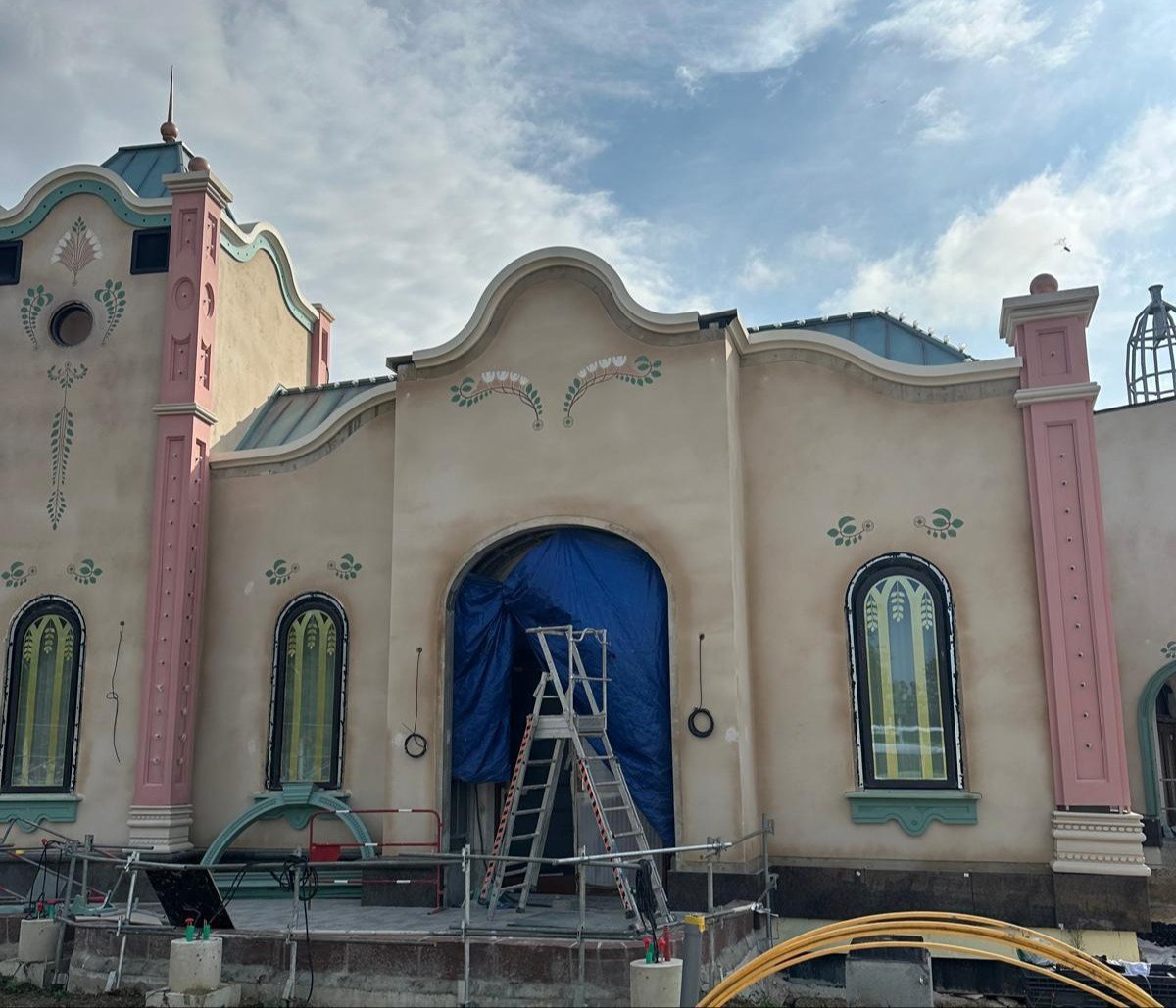 Sub-photo — Modélisation 3D, usinage 3D de mousse polyurethane 50 kg/m3, matiérage des moules, tirage en résine polyester de 200 mètres linéaires de corniches pour l'habillage du restaurant de l'attraction la reine des neiges Disney. Chantier.