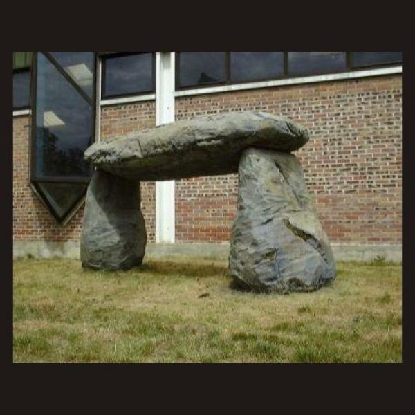 Dolmen en polystyrène résiné — Réalisation d’un dolmen en polystyrène résiné pour un particulier, hauteur 2,2 m