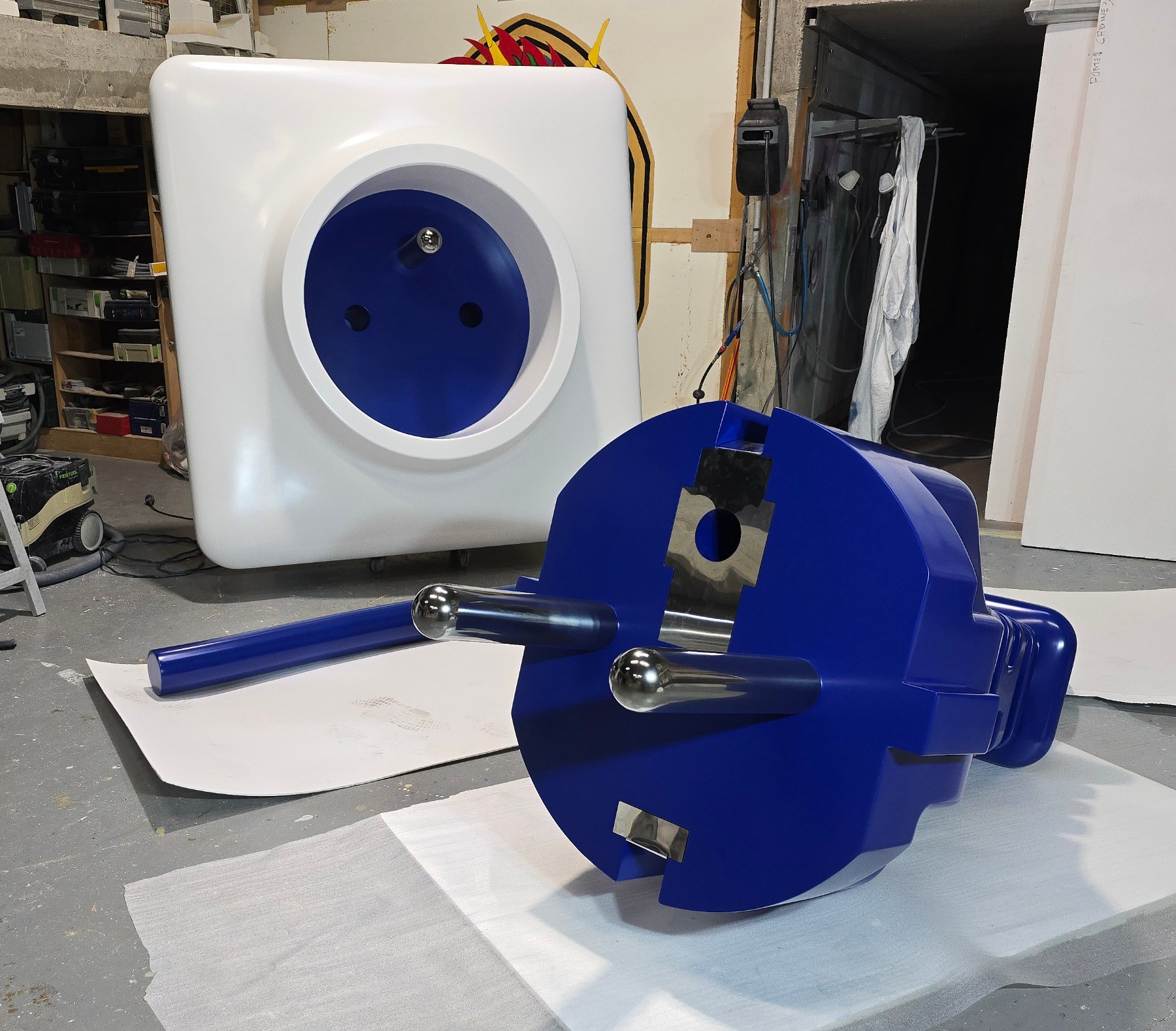 EDF - prise électrique géante — Réalisation d'une prise mâle et d'une prise femelle pour un stand EDF - Modélisation 3D, Usinage 3D de polystyrène, Projection de résine, reprise mastic et ponçage, peinture.