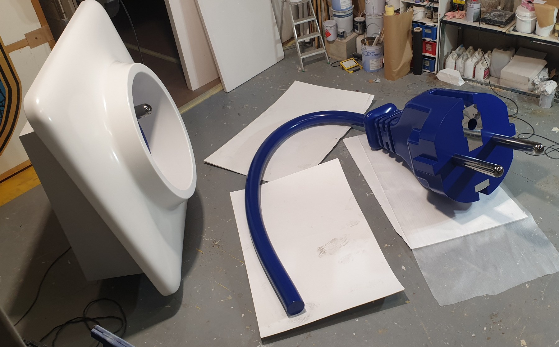 Sub-photo — Réalisation d'une prise mâle et d'une prise femelle pour un stand EDF - Modélisation 3D, Usinage 3D de polystyrène, Projection de résine, reprise mastic et ponçage, peinture.