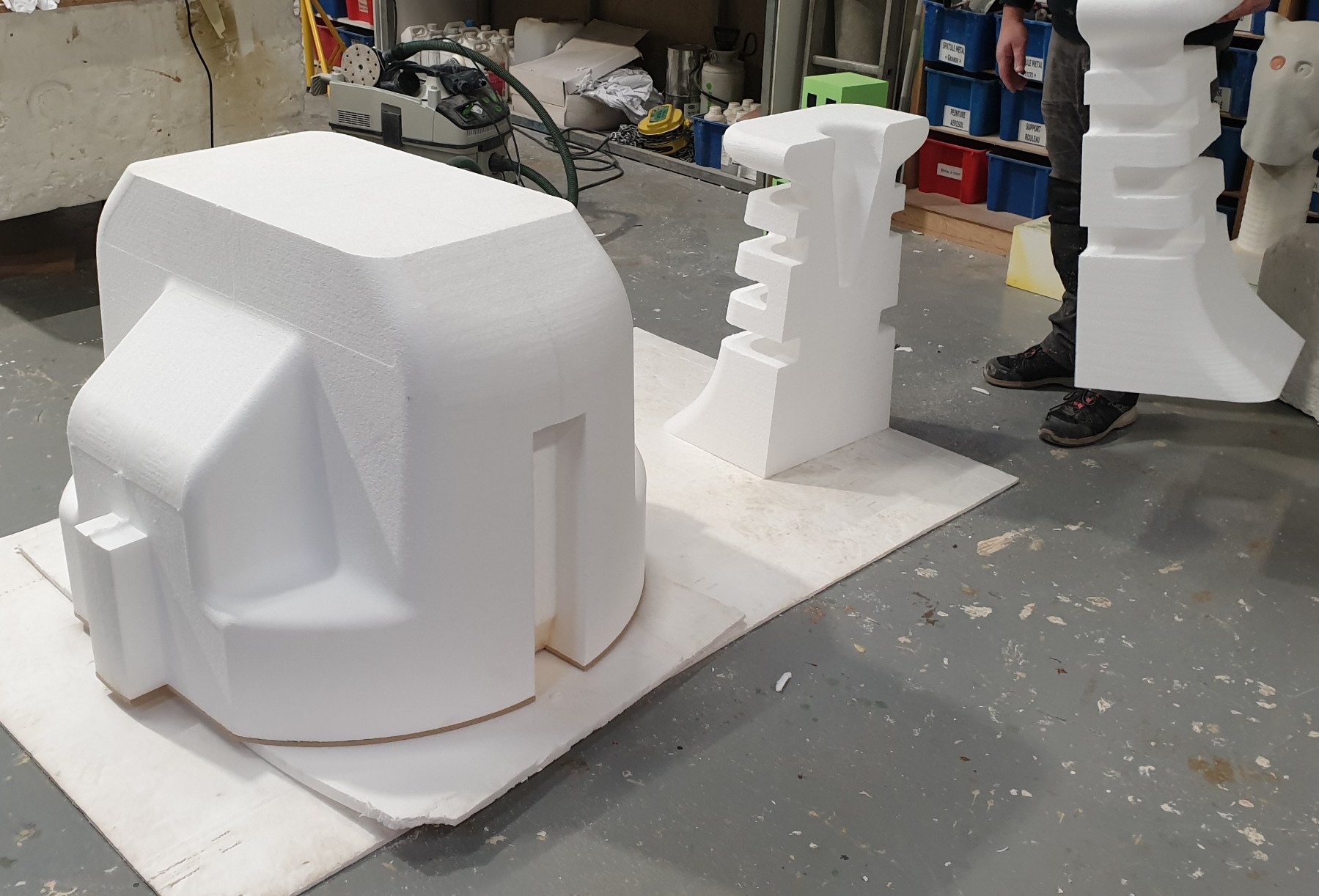Sub-photo — Réalisation d'une prise mâle et d'une prise femelle pour un stand EDF - Modélisation 3D, Usinage 3D de polystyrène, Projection de résine, reprise mastic et ponçage, peinture. Prise mâle en polystyrène usiné.
