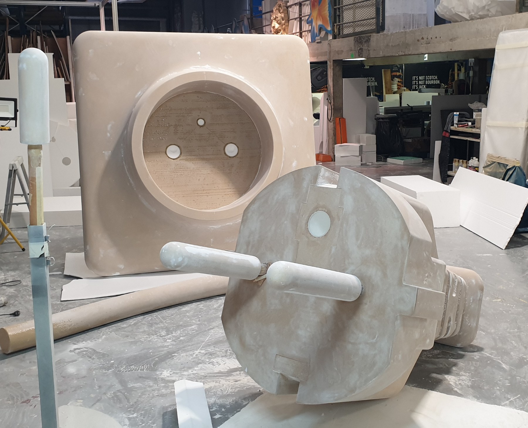 Sub-photo — Réalisation d'une prise mâle et d'une prise femelle pour un stand EDF - Modélisation 3D, Usinage 3D de polystyrène, Projection de résine, reprise mastic et ponçage, peinture. Ponçage en cours.