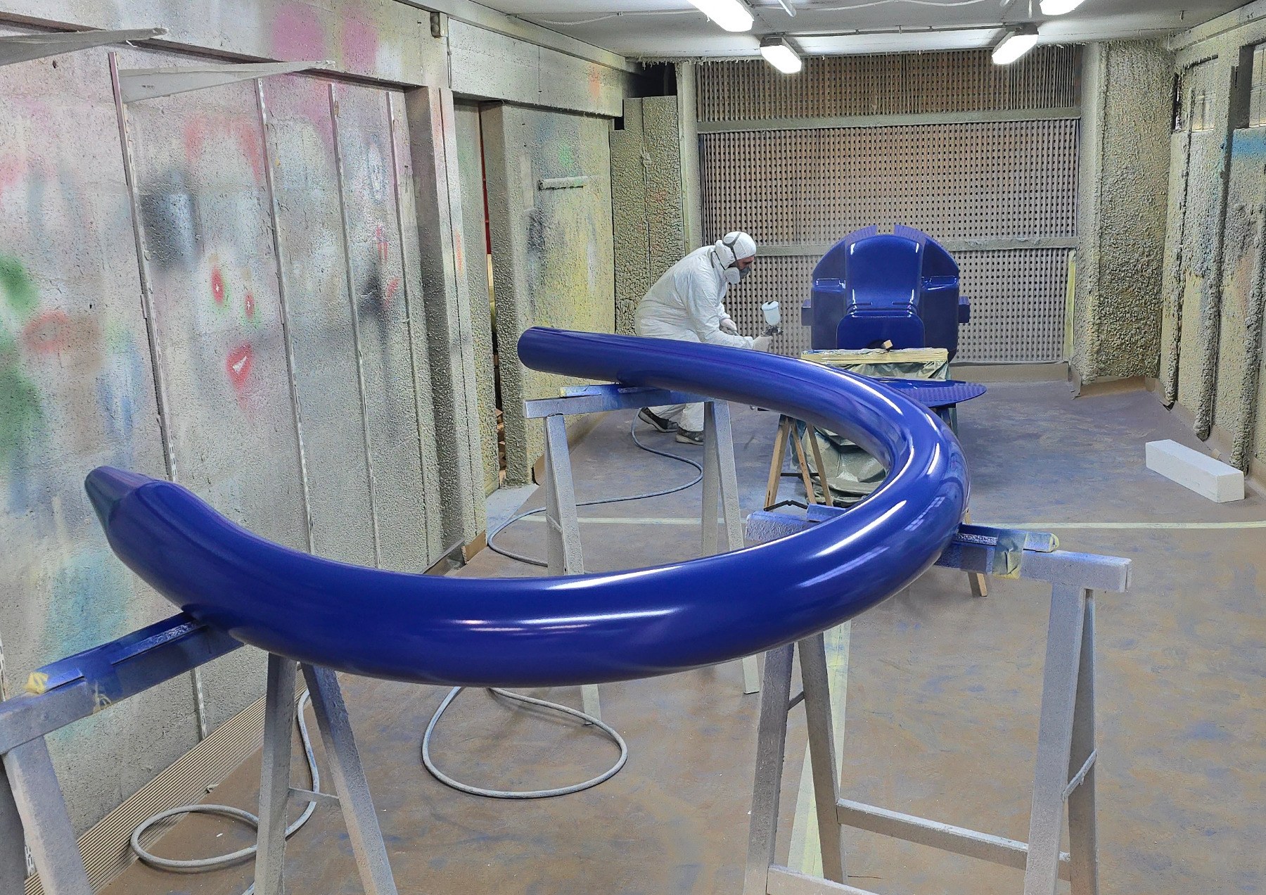 Sub-photo — Réalisation d'une prise mâle et d'une prise femelle pour un stand EDF - Modélisation 3D, Usinage 3D de polystyrène, Projection de résine, reprise mastic et ponçage, peinture. Peinture en cours.