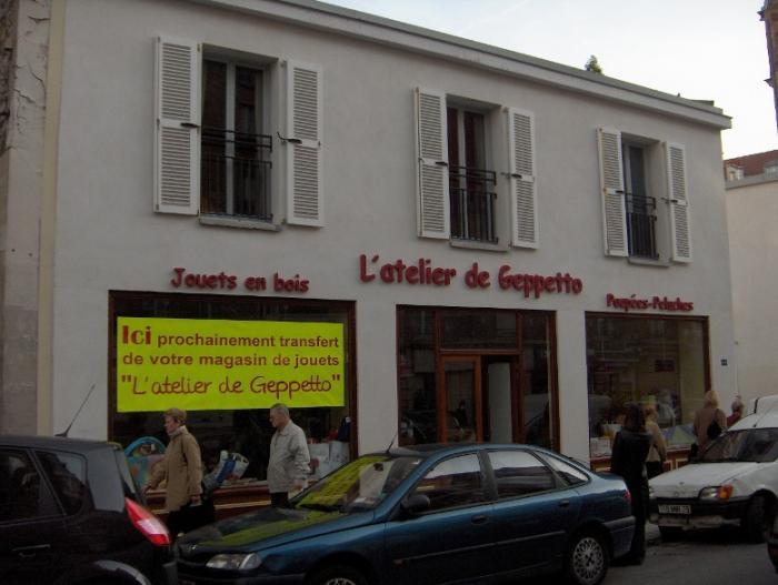 Enseigne L'atelier de Gepetto — Enseignes en polystyrène expansé résiné et peint pour l'enseigne d'un magasin de jouets.