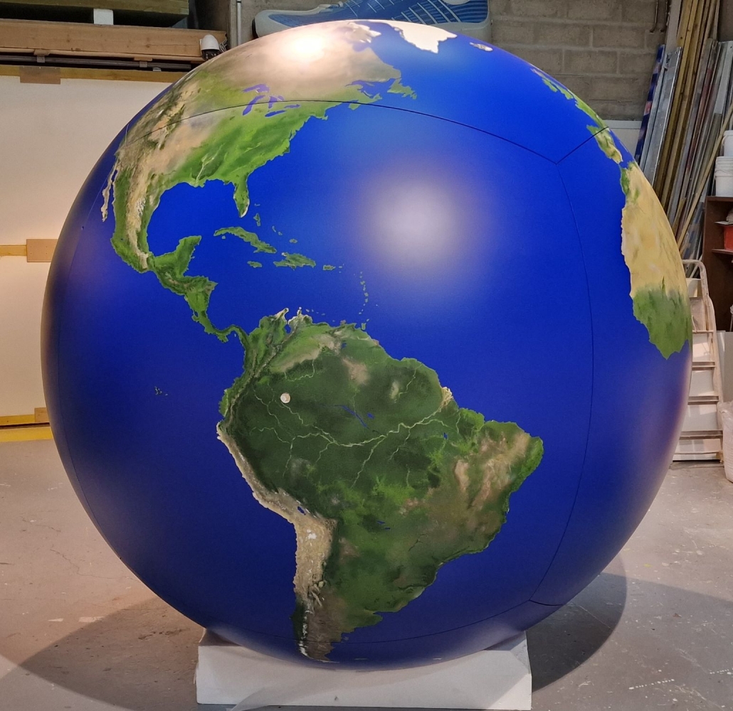Sub-photo — Réalisation d’un globe terrestre, diamètre 2500 mm, polystyrène + résine + peinture.
