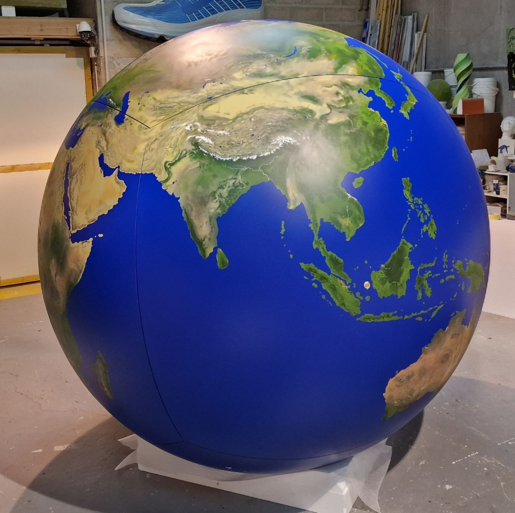 Sub-photo — Réalisation d’un globe terrestre, diamètre 2500 mm, polystyrène + résine + peinture.