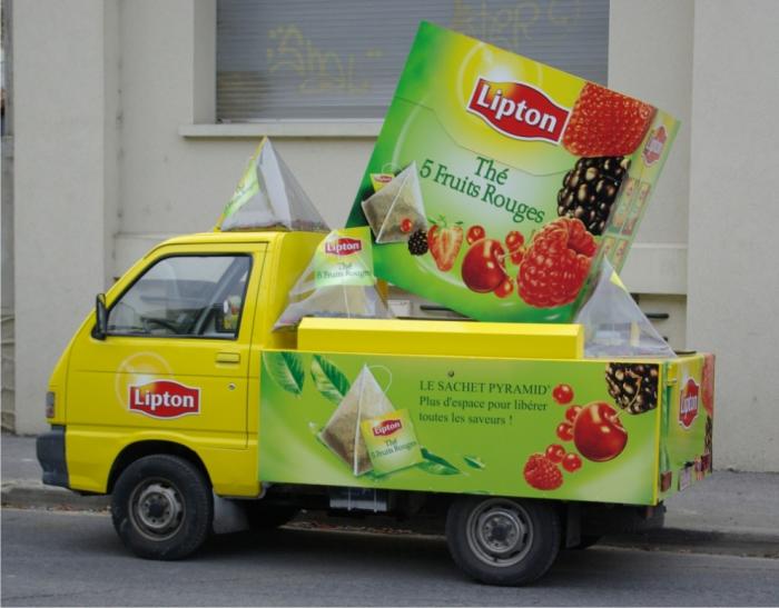 Lipton — Réalisation de 4 camionnettes publicitaires.