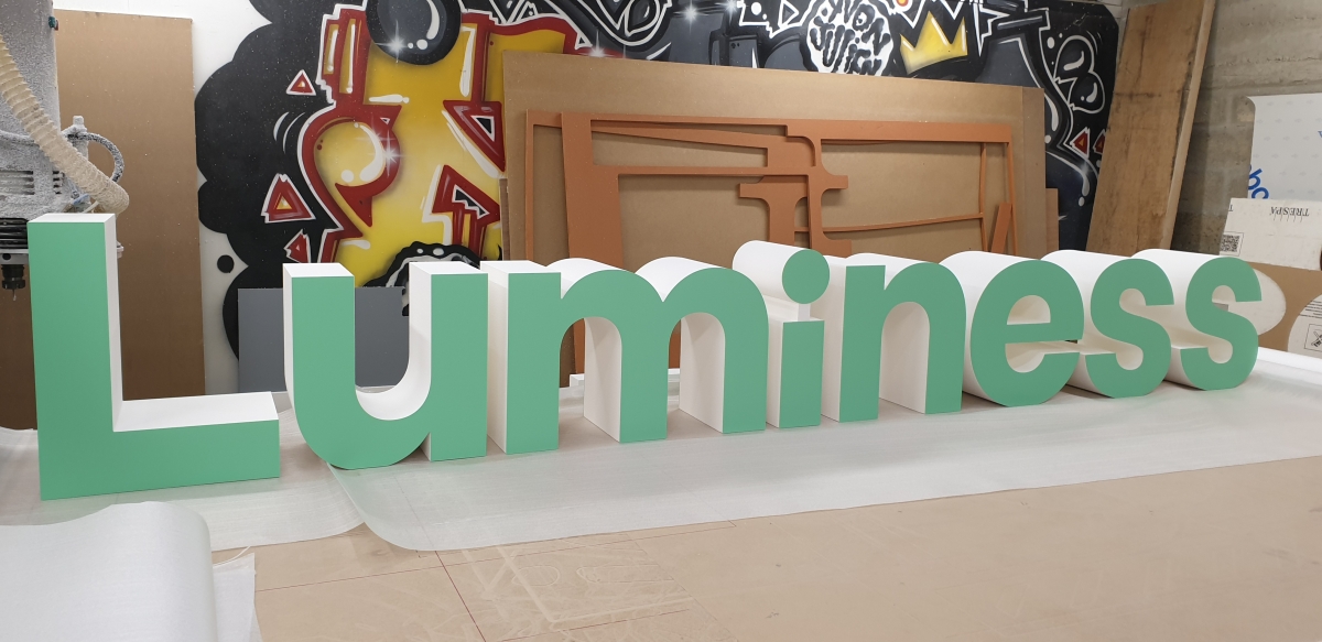 logo Luminess — Réalisation d’un logo en polysyrène