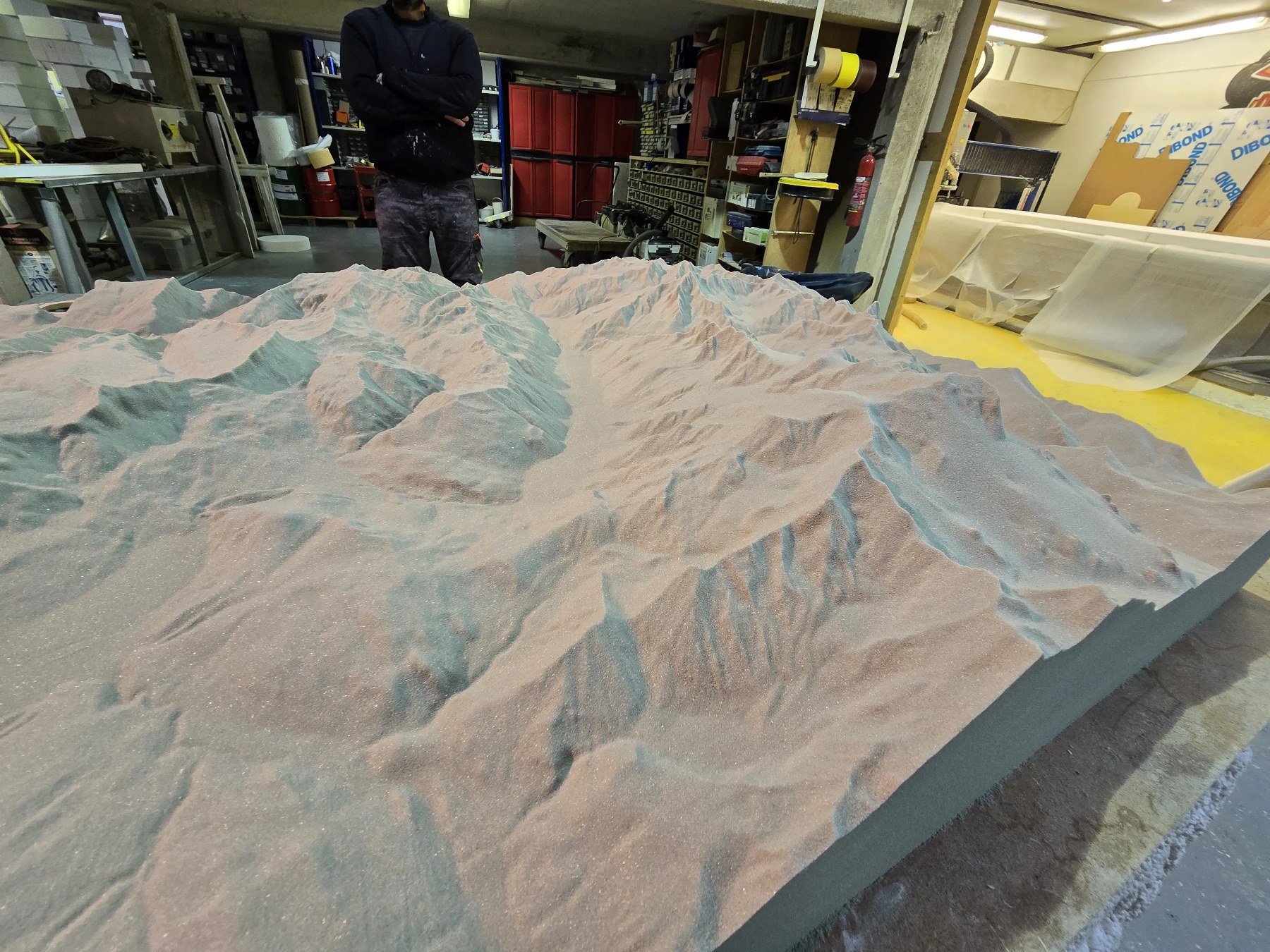 Sub-photo — Le même relief sous la lumière chaude de l’atelier. À hauteur d’œil, la maquette se lit comme le paysage qu’elle représente.