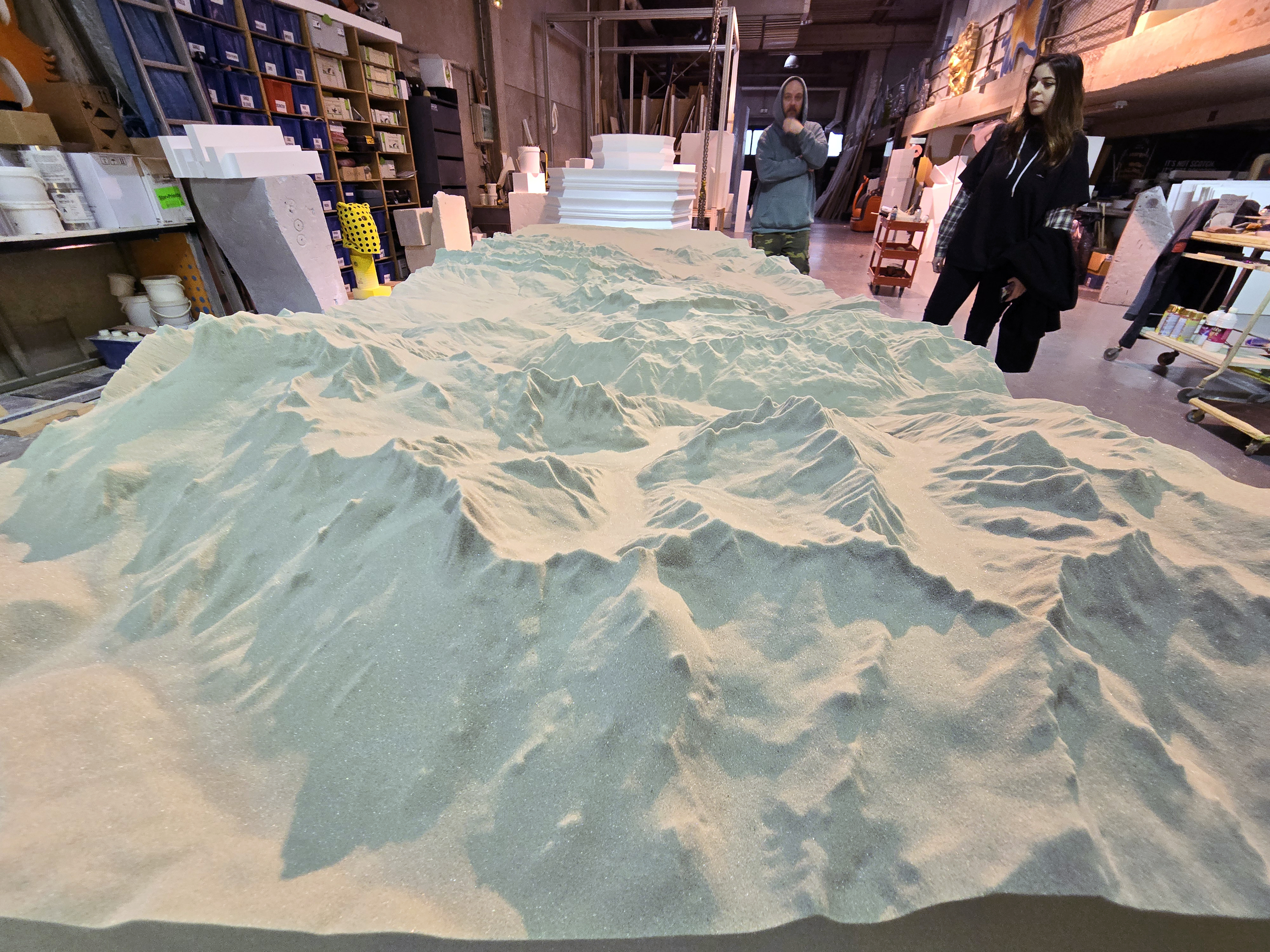 Usinage d'une maquette topographique en mousse polyuréthane sur CNC 3 axes : le relief d'un massif taillé d'après les données d'altitude.