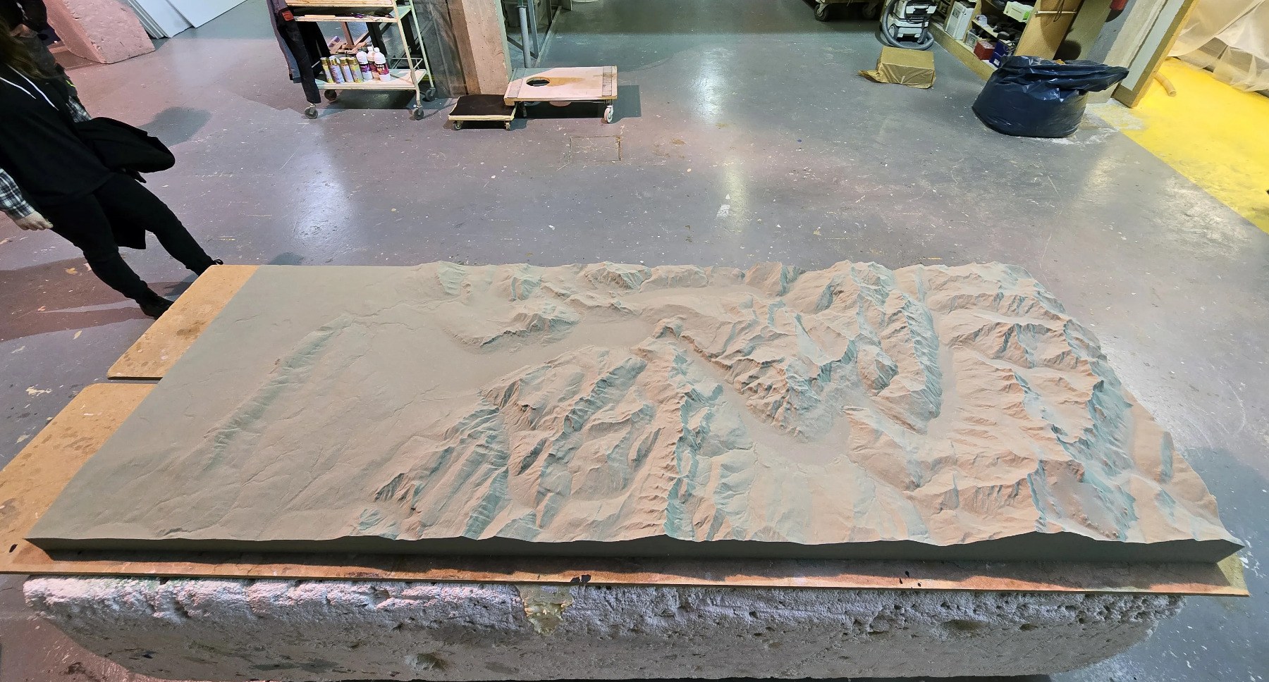 Sub-photo — Le panneau sur son support d’atelier. Les teintes changent avec l’éclairage : c’est la même mousse d’un bout à l’autre.