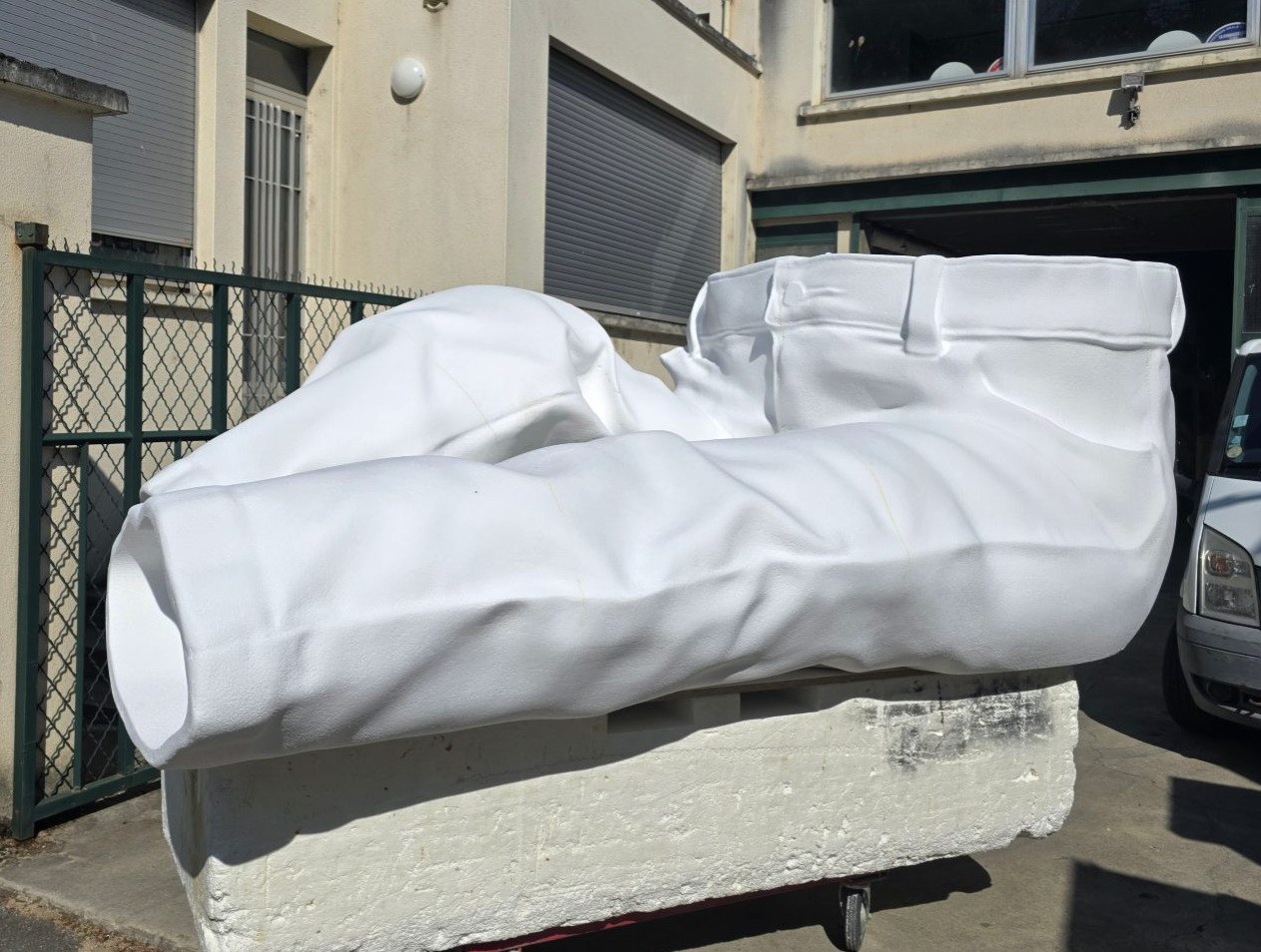 Pantalon - Tour de France — Numérisation 3D, adaptation du volume au véhicule, Usinage 3D d'un pantalon en polystyrène pour un char de la caravane du tour de France - longueur 4 m.