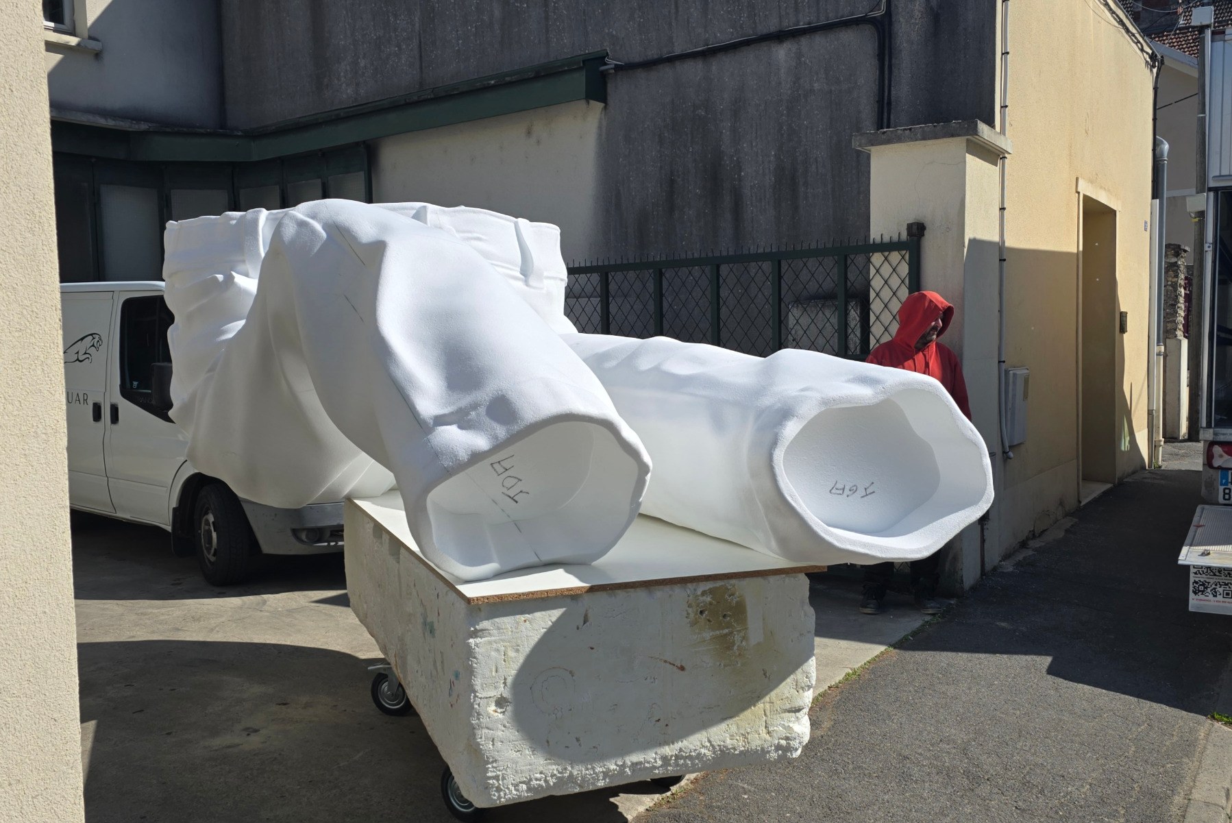 Sub-photo — Numérisation 3D, adaptation du volume au véhicule, Usinage 3D d'un pantalon en polystyrène pour un char de la caravane du tour de France - longueur 4 m. Avant