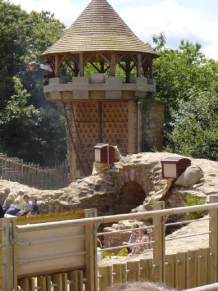 Pigeonnier Puy du Fou ouvert — Réalisation d’un pigeonnier - Maître d’œuvre Atelier Artistique du Béton - Toit et créneaux en polystyrène expansé + résine - Portes en résine par moulage et tirage en résine projetée et mousse PU haute densité (250 Kg/m3) projetée - Pigeonnier en polystyrène expansé + résine.