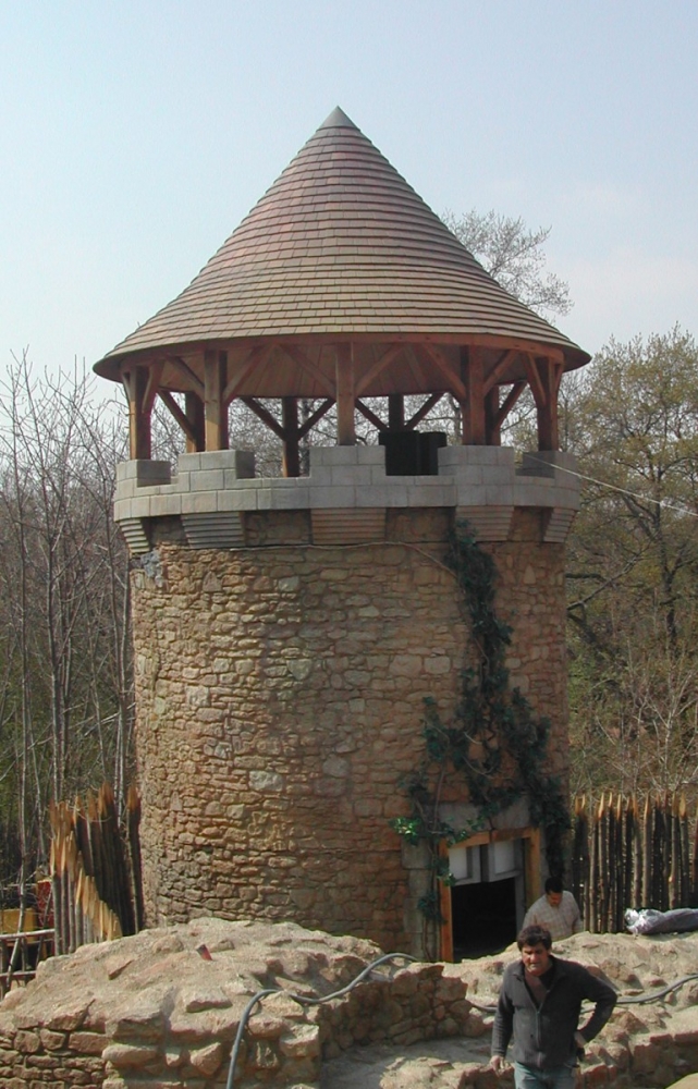 Pigeonnier Puy du Fou — Réalisation d’un pigeonnier - Maître d’œuvre Atelier Artistique du Béton - Toit et créneaux en polystyrène expansé + résine - Portes en résine par moulage et tirage en résine projetée et mousse PU haute densité (250 Kg/m3) projetée.