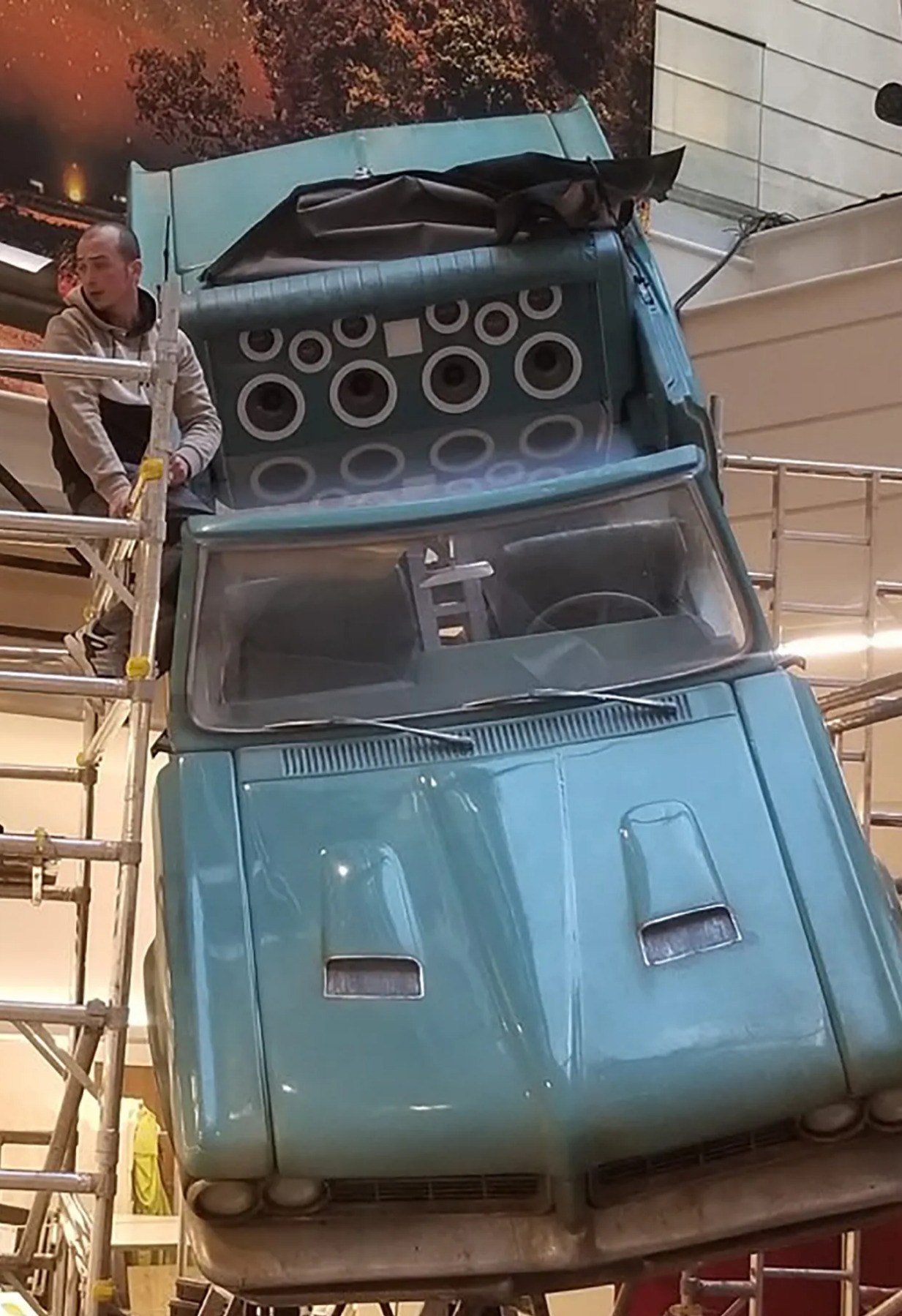Sub-photo — Inclinée sur son mât, elle laisse voir son habitacle. L’arrière a reçu son équipement une fois la carrosserie terminée.