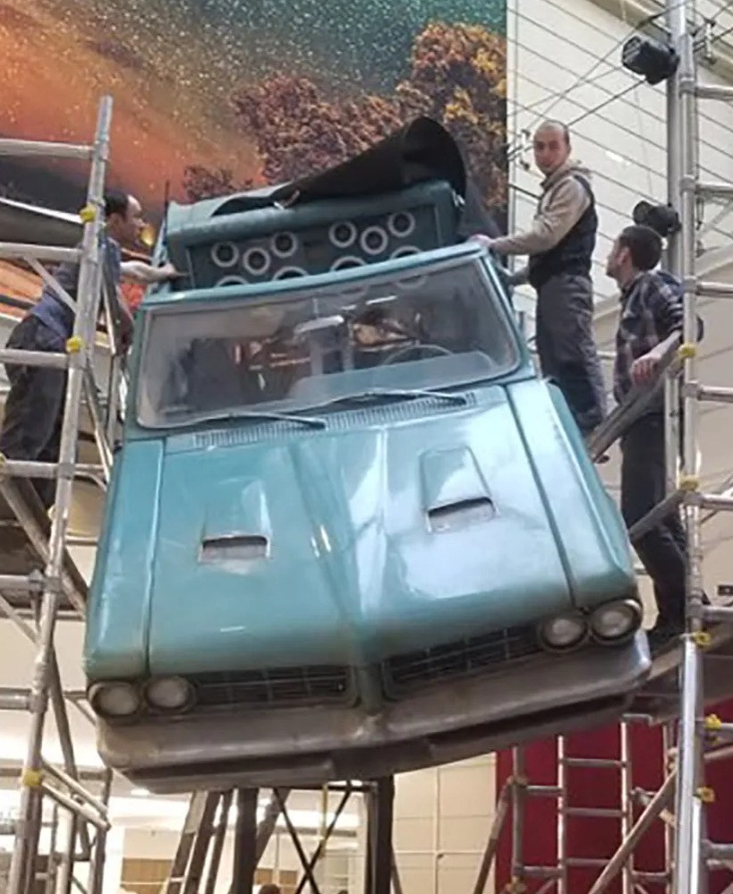 Reproduction d’une Pontiac Bonneville 1964 — Reproduction d'une voiture américaine en polystyrène usiné et résine projetée, avec intégration de vraies pièces auto. Mastic, ponçage.