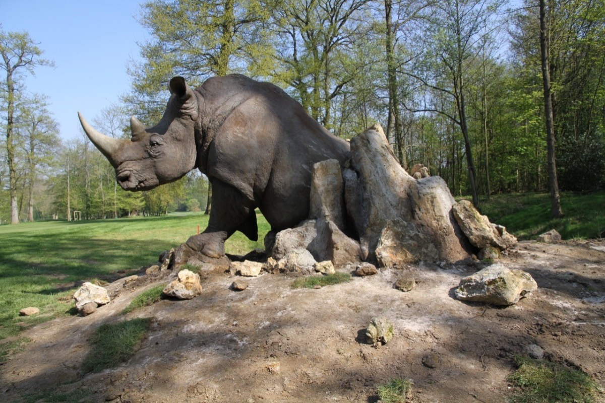 Rhinocéros Artiste Frédéric BEAUDOUIN — Sculpture d’un rhinocéros Artiste Frédéric BEAUDOUIN - Usinage de polystyrène expansé et de mousse polyuréthane, moulage et tirage en résine. Longueur 4 m.