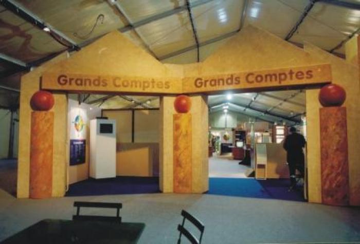 Stand Sodhexo Grands Comptes — Réalisation d’éléments de décors en polystyrène expansé résiné - salon itinérant - présentation des différents secteurs de l'entreprise